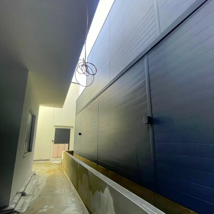 Фото 2 Линеарная Панель RAL7024 Серый Графит RoofTop Бархат на опорной стене